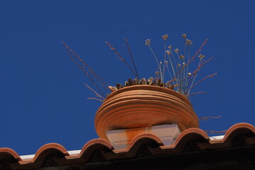 Gliniana donica na dachu na tle nieba, Grecja