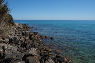 Widok na wybrzeże wyspy Kreta z ciemnymi kamieniami i morzem, Grecja