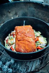 Fleisch zum Grillen im Topf vorbereitet