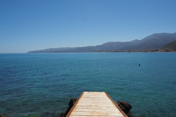 Małe drewniane molo z wyjściem do morza, Kreta, Grecja