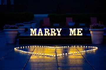 Sign saying "marry me" in a rooftop in New York City