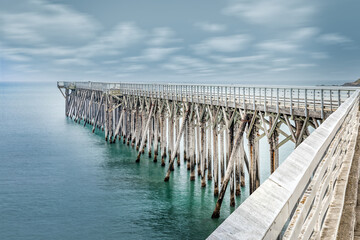 Obraz premium San Simeon pier on the William Randolph Hearst Memorial beach, California
