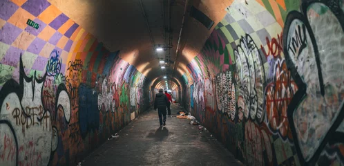 Cercles muraux Graffiti Graffiti sur un mur tunnel urbain New York
