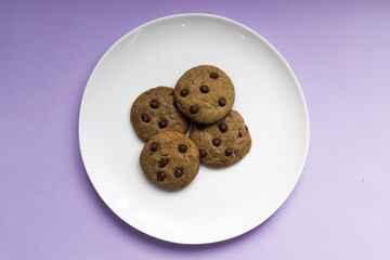 Cookies de chocolate em tons pastéis