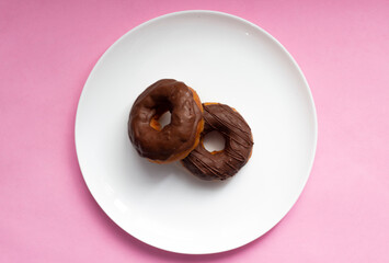 Donuts de chocolate em tons pastéis