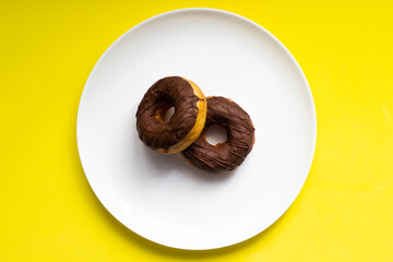 Donuts de Chocolate com fundo em tons pastéis