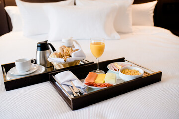 Bandeija de café da manhã na cama