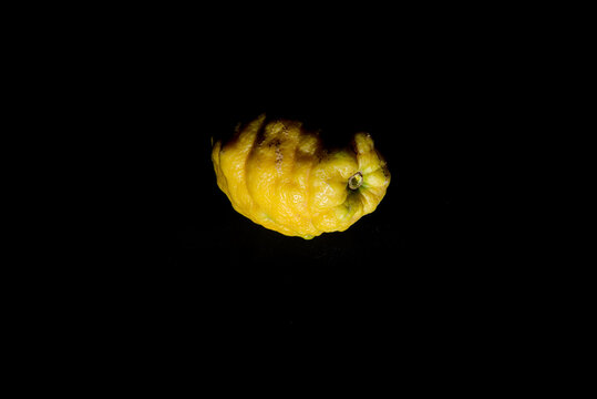 citron en clair obscur coté pédoncule