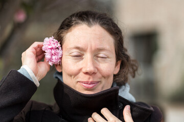 portrait jeune femme naturelle avec une fleur de cerisier dans les cheveux