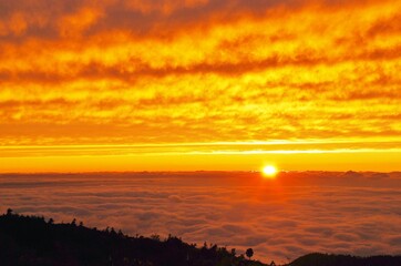 雲海に沈む夕陽