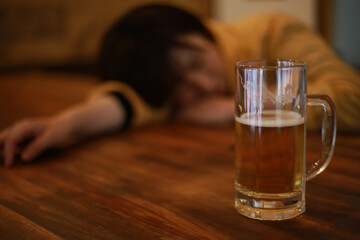 酒を飲み眠る女性