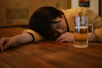 Obraz na płótnie Canvas 酒を飲み眠る女性
