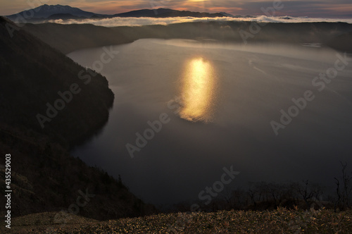 夜明けの太陽の光を湖面に反射する山間の湖 日本の北海道の摩周湖 Canvas Print Doutou Life