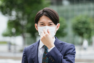 マスクをする若い男性・口臭や体臭ケアのイメージ・飛沫防止