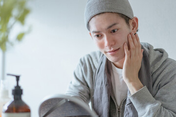 若い男性のフェイシャルケアのイメージ・家でのフェイスケア