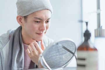 若い男性のフェイシャルケアのイメージ・家でのフェイスケア
