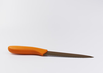 Un cuchillo de cocina de color naranja sobre un fondo blanco