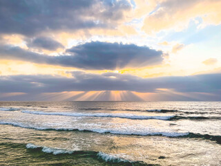 神秘的な日差しの海