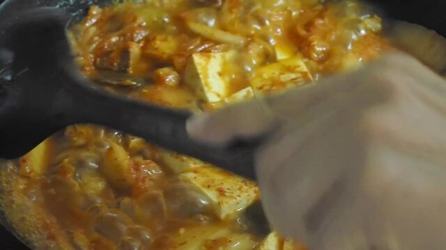 한국전통음식 김치찌개 
