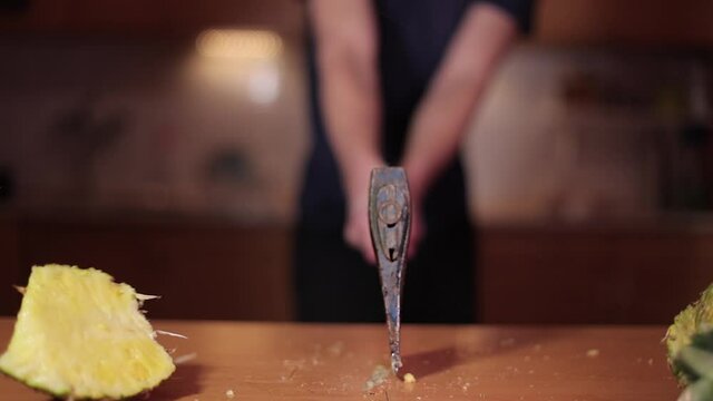 Pinaple slicing with axe
