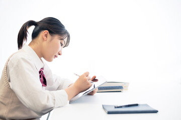 タブレットで勉強する女子学生　オンライン授業　リモート学習