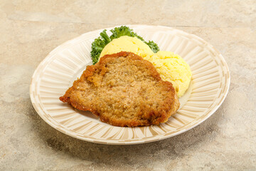 Crispy chicken schnitzel with mashed potato