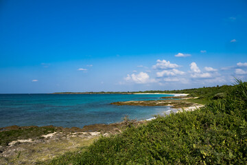 Fototapeta na wymiar 沖縄の美ら海、宮古島の海と青空と白い雲