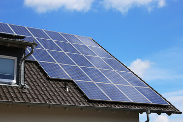 Fototapeta premium Einfamilienhaus mit Solaranlage bzw. Photovoltaikanlage