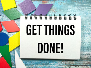 Obraz premium Business concept.Text GET THINGS DONE with wooden jigsaw on blue wooden background.