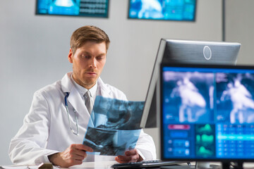 Obraz premium Professional medical doctor working in hospital office using computer technology. Medicine, cardiology and healthcare.