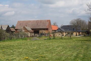 Alte Scheunen in dörflicher Umgebung in Brandenburg