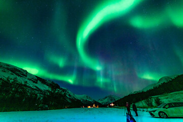 wundervolle Nordlichter in Troms in den Lyngenalps. begeisterndes Lichtspiel am nächtlichen Himmel, jubelnde Menschen. Aurora Borealis bei Tromsö