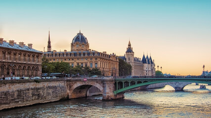 Fototapeta premium Conciergerie and Seine river in Paris at sunset