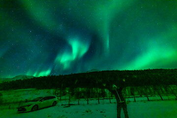 wundervolle Nordlichter in Troms in den Lyngenalps. begeisterndes Lichtspiel am nächtlichen...