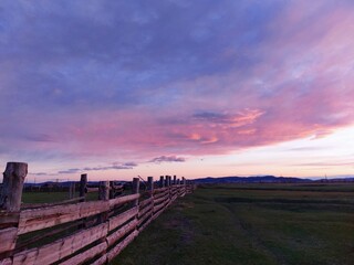 Fototapeta na wymiar sunset over the fence