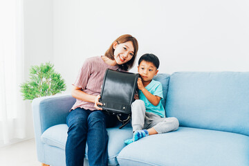 家でお母さんと話す小学生の男の子