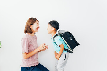 家でお母さんと話す小学生の男の子