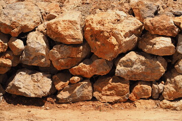 Ściana z kamieni na pustyni