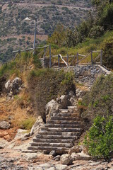 Kamienne schody do ścieżki przy górze, Kreta, Grecja - obrazy, fototapety, plakaty