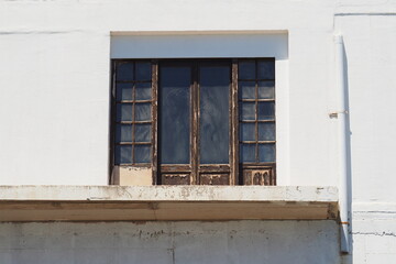 Stary drewniany balkon bez balustrad - obrazy, fototapety, plakaty