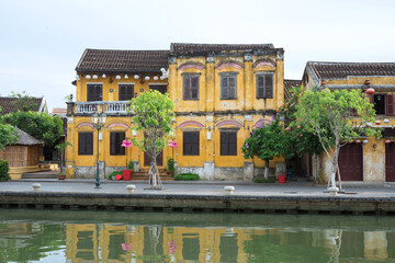 Yellow houses along Thu Bon River in Hoi An, Vietnam　ベトナム・ホイアン 川沿いの黄色い家並み