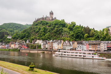 Cochem, Reichsburg, Mosel, Altstadt, Stadt, Moselpromenade, Weinberg, Altstadthäuser, Schifffahrt, Fluss, Terrassenmosel, Rheinland-Pfalz, Frühling, Deutschland