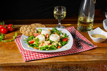 Rocket salad with goat cheese and honey dressing