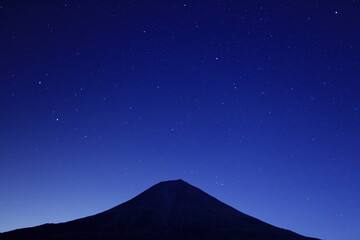 Fototapeta na wymiar 田貫湖からの富士山と星空