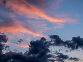 Fototapeta premium Wolkenlandschaft am Abend Hintergrund
