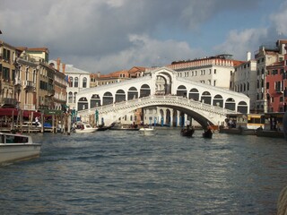 The Historic Rialto Bridge Ponte di Rialto above the Famous Canale Grande on a Cloudy Day in Italy´s Venice