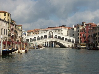 Fototapeta na wymiar The Historic Rialto Bridge Ponte di Rialto above the Famous Canale Grande on a Cloudy Day in Italy´s Venice