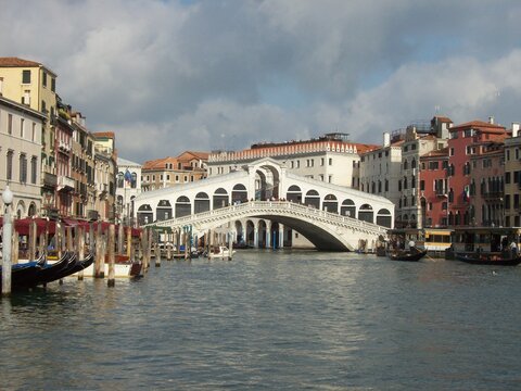 The Historic Rialto Bridge Ponte di Rialto above the Famous Canale Grande on a Cloudy Day in Italy´s Venice © Anna