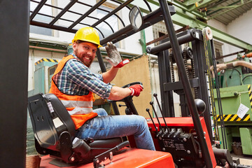 Gabelstaplerfahrer in der Lagerhalle einer Spedition