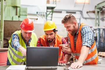 Arbeiter Team am Laptop Computer plant einen Auftrag